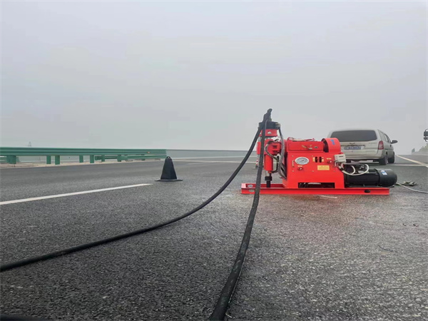 乌拉特前马路路基路面开裂下沉注浆加固灌浆