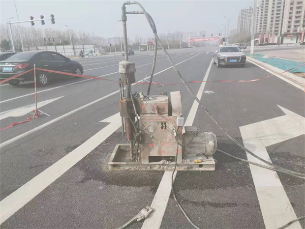 乌拉特前公路路面下沉沉降开裂注浆加固施工